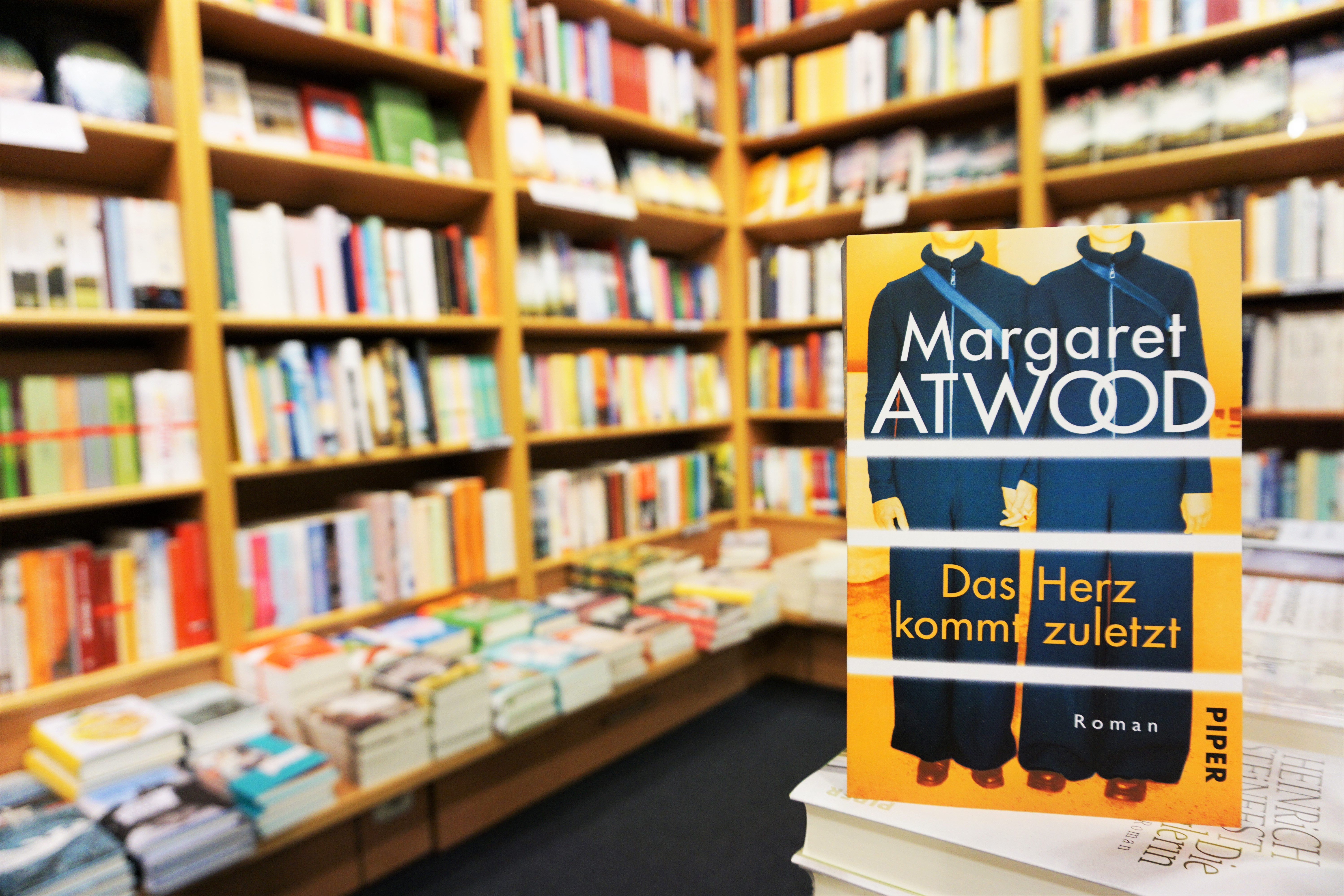 Rezension Margaret Atwood Das Herz Kommt Zuletzt